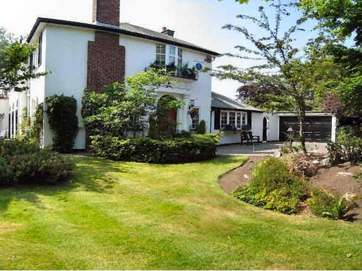 Outside "The Bumbles" when Tracy and Charlotte livedthere...